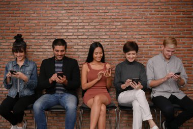 Cep telefonlarıyla oynayan farklı iş adamları. Sosyal medyayla çok ilgililer..