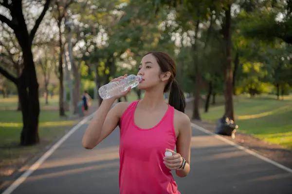 Femme Asiatique Repos Après Jogging Elle Boit Eau Dans Jardin — Photo