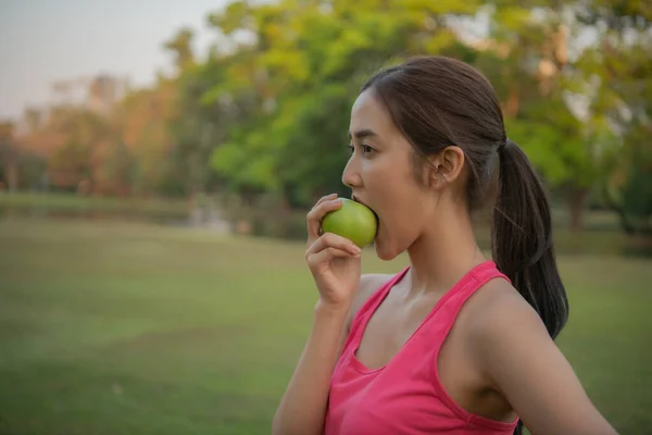 Mujer Ropa Deportiva Comiendo Fruta Sana Ella Está Comiendo Manzanas —  Fotos de Stock