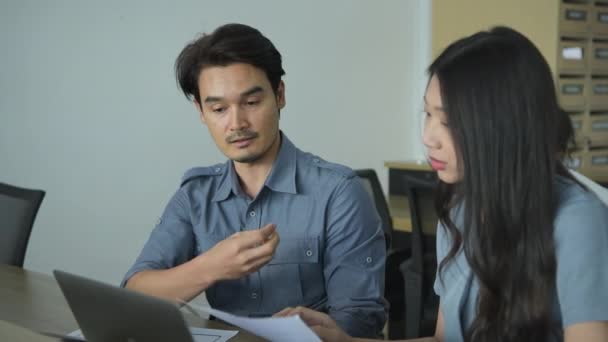 Kararlılığın Konsepti Ofiste Birlikte Çalışan Asyalı Çifti Sıradan Planı — Stok video