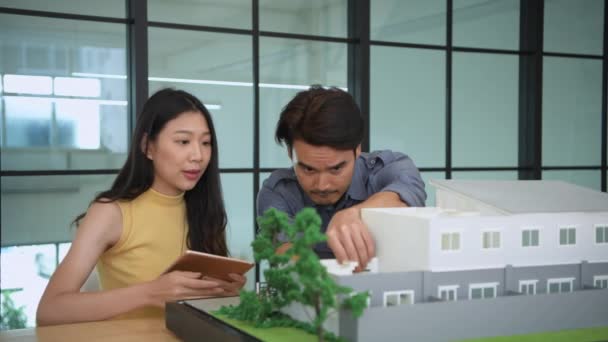 Obchodní Koncept Rozlišení Architekti Pomáhají Při Navrhování Domu Kanceláři — Stock video