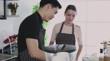 Kafe konsepti 4k Kararlılık. Çalışanlar mağazada yeni tatlar yaratmak için birlikte çalışıyorlar..