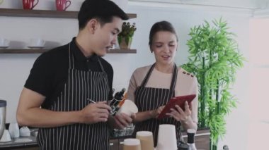 Kafe konsepti 4k Kararlılık. Çalışanlar bir kafede müşterilerin siparişlerini kontrol ediyor..