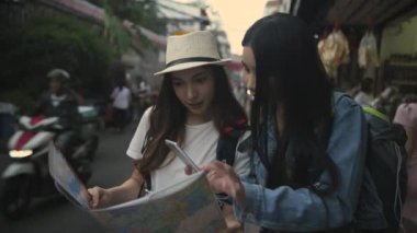 Seyahat konsepti 4k Çözünürlük. Asyalı kadınlar şehirde bir gezi planlıyorlar..