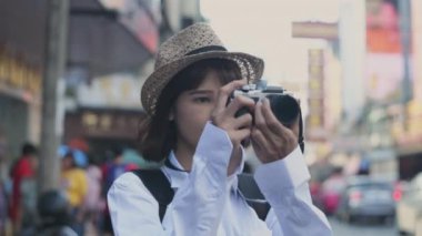 4k Kararlılığın Turizm konsepti. Asyalı kadın heyecanla şehir çekimlerinin fotoğraflarını çekiyor..