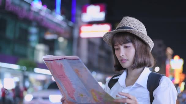 Resekoncept För Upplösning Asiatiska Kvinnor Använder Kartor För Att Hitta — Stockvideo