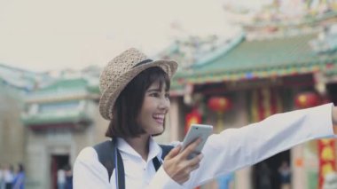 4k Kararlılığın Turizm konsepti. Şehirde cep telefonu kullanan Asyalı bir kadın..