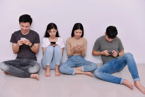 Asiático Hombre Mujer Jugando Con Teléfono Móvil Juntos Casa Están —  Fotos de Stock
