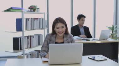 4k Kararlılığın iş konsepti. Tüm çalışanlar ofiste farklı görevlerde çalışıyorlar..