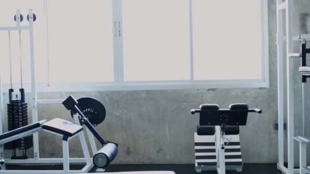 Konsep Kebugaran Resolusi Melihat Berbagai Peralatan Latihan Gym — Stok Video