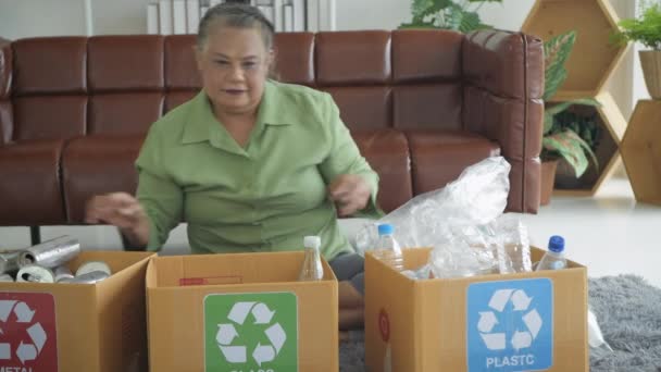 Nature Conservation Concept Resolution Asian Elderly Woman Sorting Garbage House — Vídeo de Stock