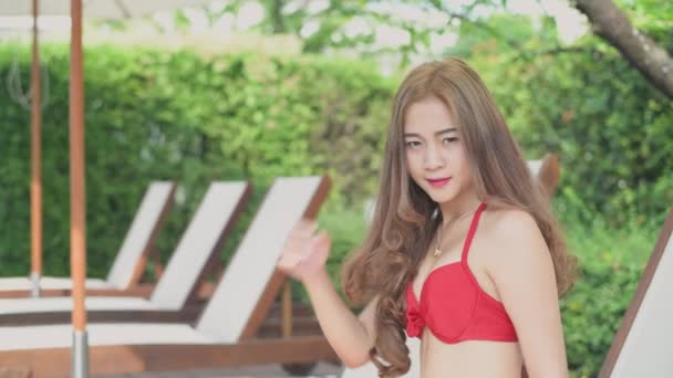 Holiday Concept Resolution Asian Woman Bikini Relaxing Pool — Stock video