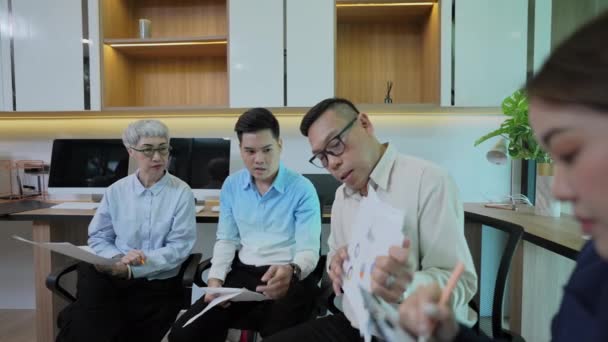 Kararlılığın Konsepti Asyalı Genç Adamları Ofiste Toplantı Yapıyorlar — Stok video