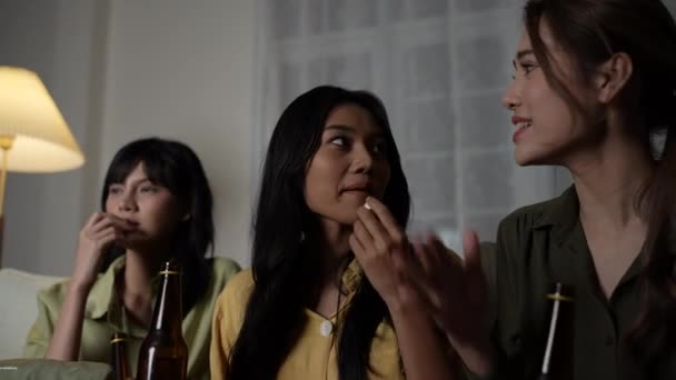 Koncept Dovolené Rozlišení Asijky Spolu Doma Koukají Filmy Zábavné Vzrušující — Stock video