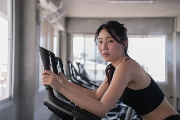 Asiatin Trainiert Mit Trainingsgeräten Fitnessstudio lizenzfreie Stockbilder