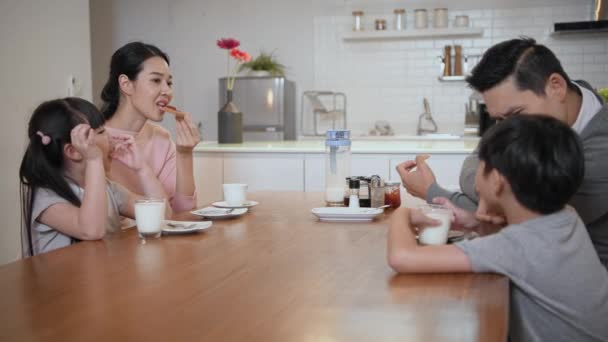 Familjebegreppet Upplösning Asiatiska Föräldrar Och Barn Äter Frukost Tillsammans Köket — Stockvideo