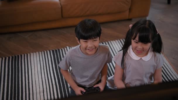 Сімейна Концепція Resolution Діти Розважаються Граючи Ігри Разом Будинку — стокове відео