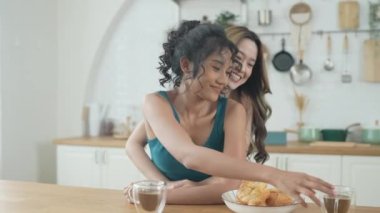 Tatil konsepti 4k Çözünürlük. Asyalı kadınlar mutfakta kahve içiyorlar. Genç kadınların ortak bir lezbiyen ilişkisi var..