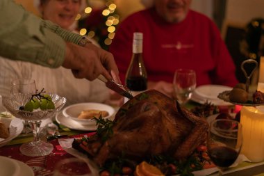 Rus ailesi Noel günü evde birlikte yemek yiyor..