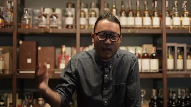 Koncept Nočního Klubu Resolution Asijský Barman Sebevědomě Vede Zákazníky Obchodě — Stock video