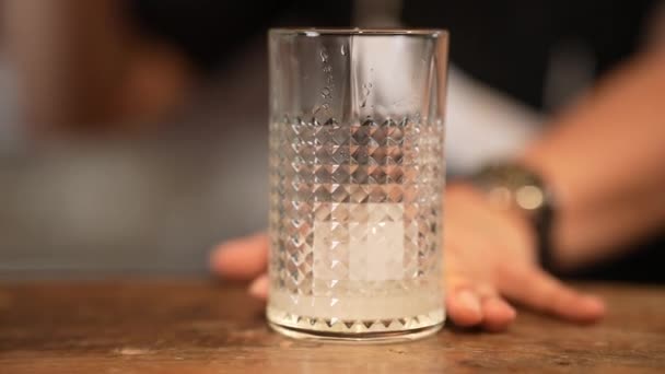 Koncepcja Klubu Nocnego Rozdzielczości Barman Robi Drinki Dla Klientów Restauracji — Wideo stockowe