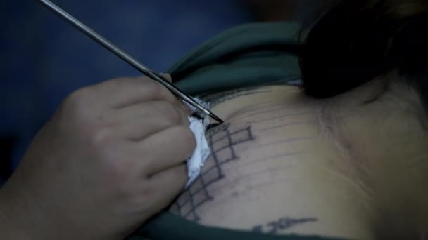 Tetoválás Koncepció Felbontás Tetováló Művész Irodában Dolgozik — Stock videók