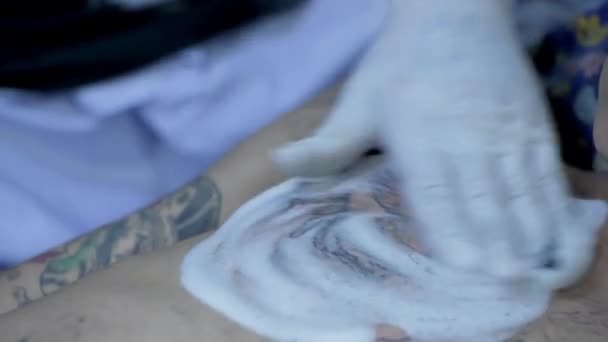 Tetoválás Koncepció Felbontás Tetováló Művész Irodában Dolgozik — Stock videók
