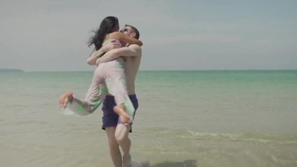 Concept Vacances Résolution Couple Caucasien Embrasser Embrasser Sur Plage — Video