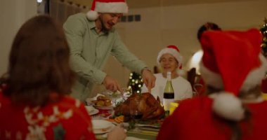Noel konsepti 4k Kararlılık. Rus ailesi tatilde birlikte yemek yiyor..