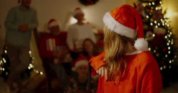 Vánoční Koncept Resolution Běloška Šťastně Usmívá Domě — Stock video