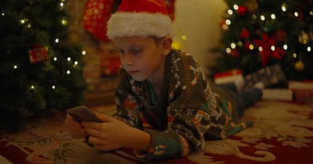 Vánoční Koncept Resolution Běloch Hraje Mobilem Domě — Stock video