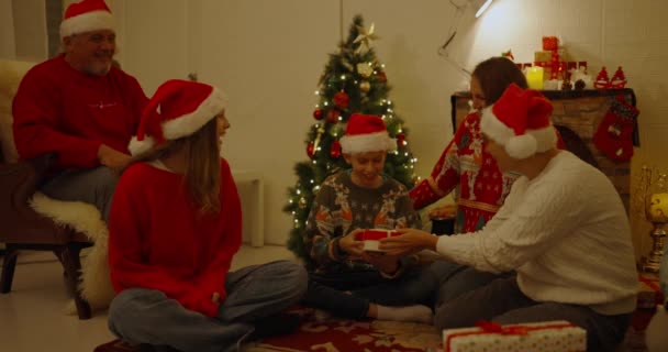Vánoční Koncept Resolution Ruské Rodiny Dávají Dary Svým Dětem Vnoučatům — Stock video