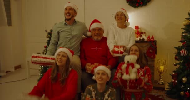 Vánoční Koncept Resolution Ruská Rodina Házení Dárky Domě — Stock video