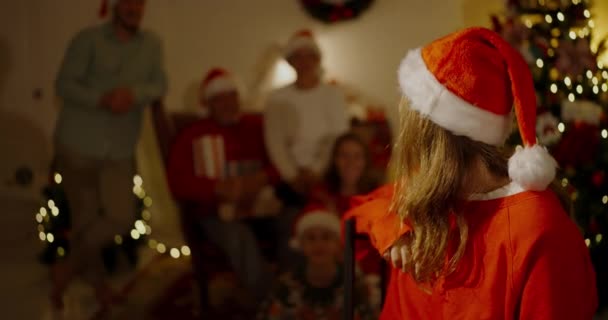 Vánoční Koncept Resolution Běloška Šťastně Usmívá Domě — Stock video
