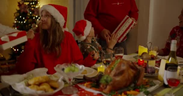 Karácsonyi Koncepció Felbontás Egy Orosz Család Ünnepel Egy Fesztiválnapot Otthon — Stock videók