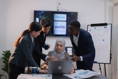 İş adamı konferans odasında beyin fırtınası yapıyor..