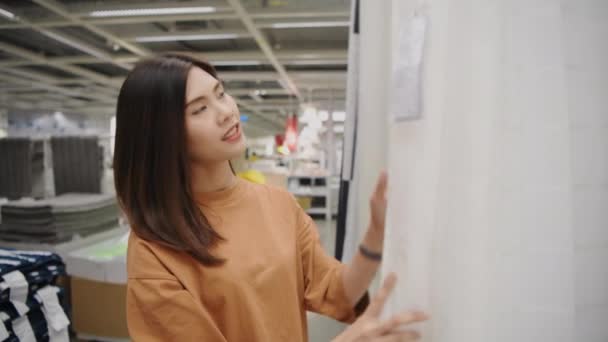 Shopping Concept Van Resolutie Aziatische Vrouw Winkelen Voor Gordijnen Een — Stockvideo