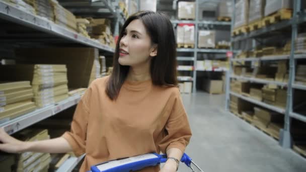 Koncepcja Zakupów Rozdzielczości Azjatki Wybierają Produkty Magazynach — Wideo stockowe