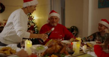 Noel konsepti 4k Kararlılık. Bir Rus ailesi Noel 'i evde kutluyor..