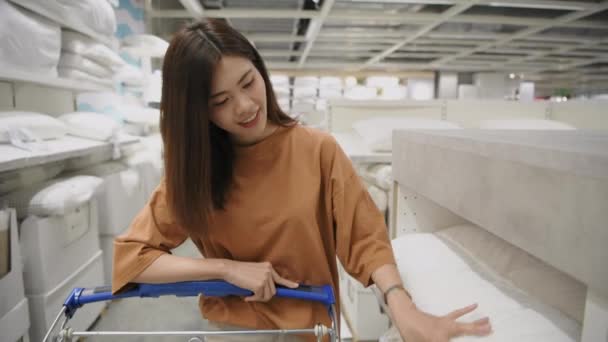 4K解像度のショッピングコンセプト モールで寝具を選ぶアジアの女性 — ストック動画
