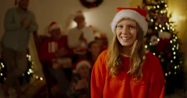 Koncept Dovolené Rozlišení Bílá Žena Slaví Vánoce Svém Domě — Stock video