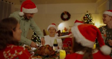 Noel konsepti 4k Kararlılık. Rus ailesi tatilde birlikte yemek yiyor..