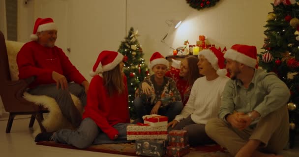 4K決議のクリスマスコンセプト ロシアの家族が自宅でクリスマスを祝うために集まっています — ストック動画
