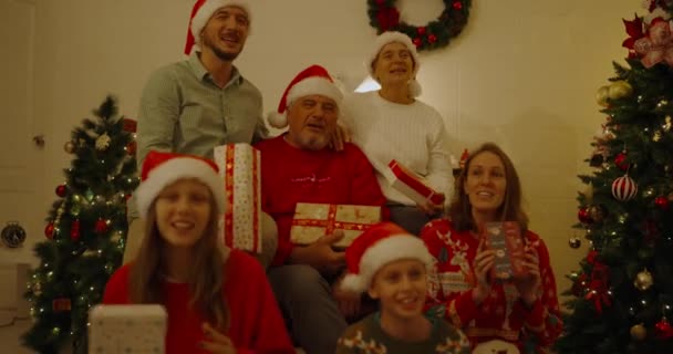 Χριστουγεννιάτικη Ιδέα Ψήφισμα Μια Ρωσική Οικογένεια Τραγουδά Μαζί Στο Σπίτι — Αρχείο Βίντεο