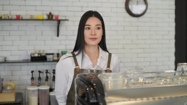 Concepto Cafetería Resolución Mujer Asiática Empleada Sonriendo Con Confianza Cafetería — Vídeo de stock