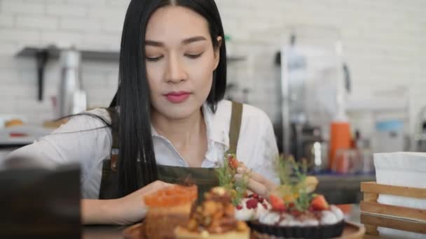 Coffee Shop Concept Resolution Asian Girls Decorating Cakes Stores — Stock Video