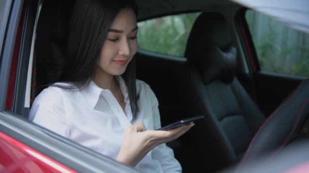 Conceito Viagem Resolução Jovens Mulheres Jogando Telefones Celulares Carro — Vídeo de Stock