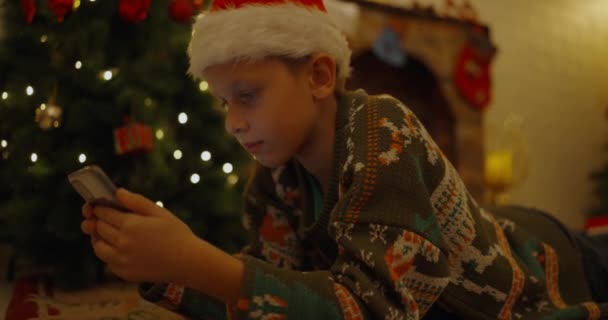 Conceito Natal Resolução Garoto Caucasiano Brincando Com Celular Casa — Vídeo de Stock