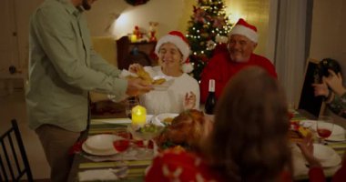 Noel konsepti 4k Kararlılık. Rus ailesi tatilde birlikte yemek yiyor..