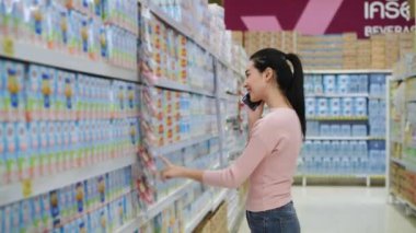 4k Kararlılığın alışveriş kavramları. Asyalı kadın mağazadan alışveriş yapıyor.